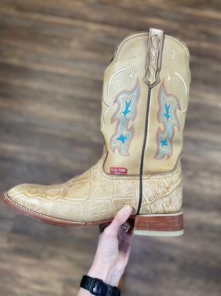 Boots, Beers & the Best Damn Country Festival Fits